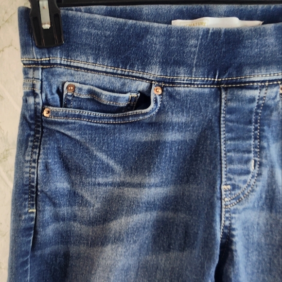Levi's Totally Shaping Pull-On Skinny Jeans - Picture 3 of 15